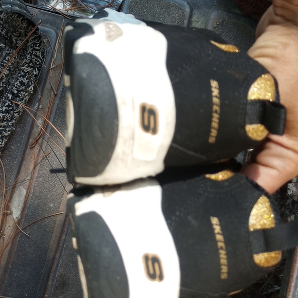 COPY - Women's size 7 sketchers black and red only wore twice - Picture 3 of 7